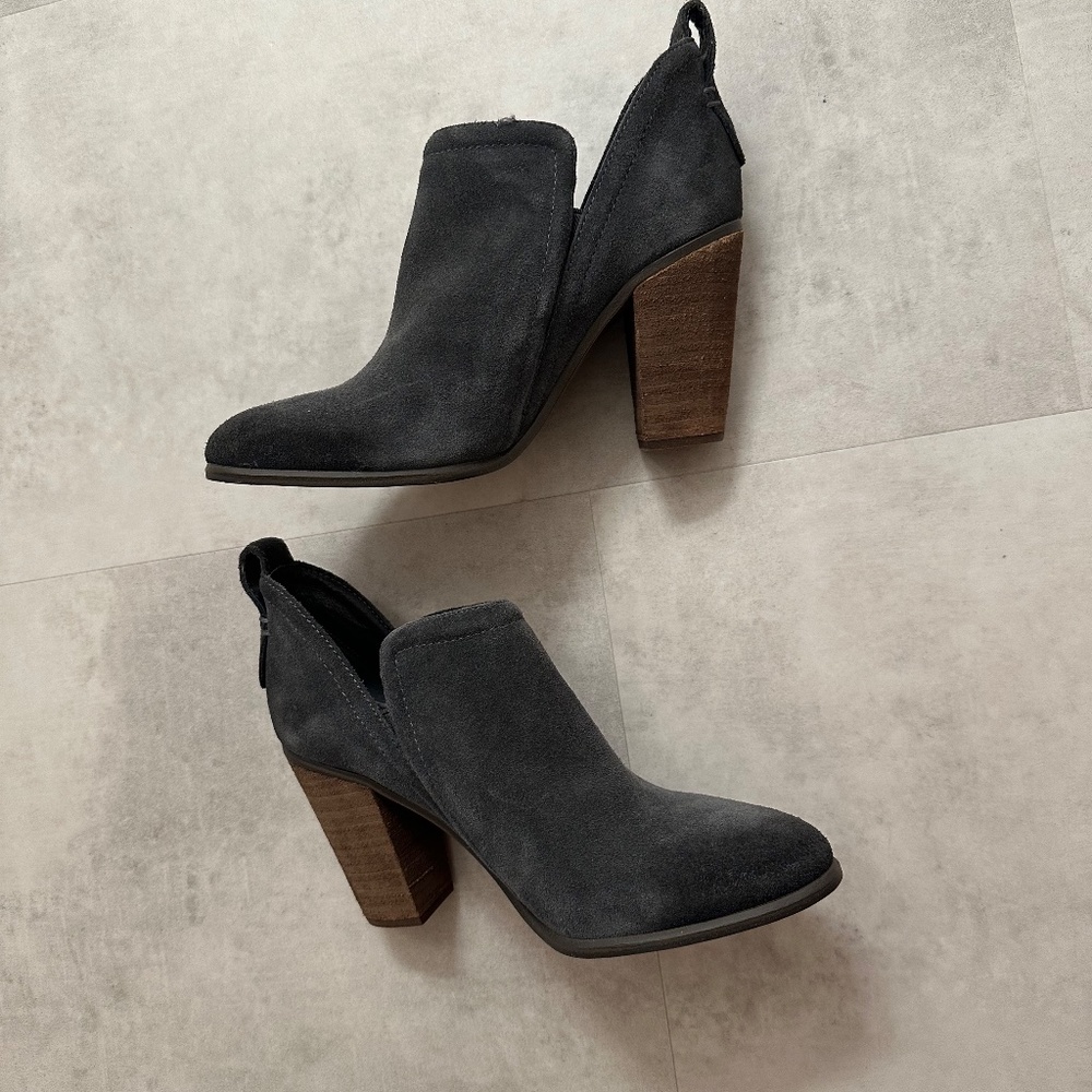 NWT Women's Vince Camuto Gray suede leather ankle boots block heel SZ 9 1/2
